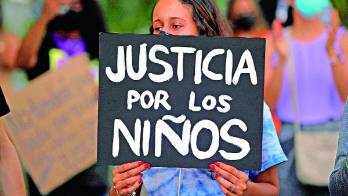 Una multitud de jóvenes protesto contra abusos frente a la Senniaf.