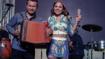 Samy y Sandra esperan su placa de YouTube