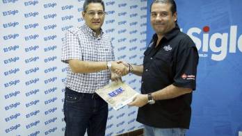 El presidente de GESE, Eduardo Quirós (i) junto al promotor Diego Victoria de la empresa G&V Entertainment.