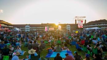 Desde tempranas horas de la tarde el público fue llegando para disfrutar de la buena música y de la presentación de Giberto Santa Rosa.
