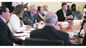 La Comisión de Credenciales está compuesta por nueve diputados de diferentes bancadas.