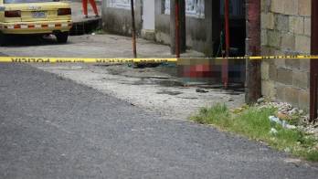 Arreglaba su taxi y un chacal le quitó la vida a punta de bala