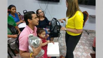 Momentos en que los niños y sus padres reciben los aparatos auditivos