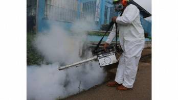 Equipos de funcionarios de salud realizan operativos de nebulización.