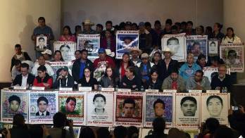 Familiares de los 43 estudiantes dan una rueda de prensa en la ciudad de México.