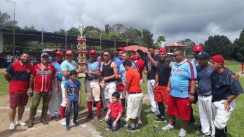 Los jugadores luciendo el trofeo de campeones.