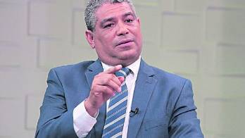 Luis Francisco Sucre prometió seguir la batalla contra el covid-19 y garantizar el beneficio de la población.