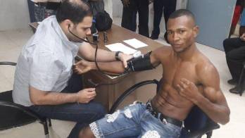 El boxeador panameño Edgar Valencia fue examinado por el doctor René Arévalo.