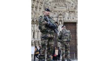 Soldado francés patrulla frente a la Catedral.