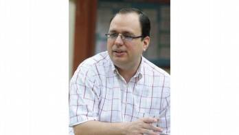 Fernando Castañeda es médico en la Policlínica de Betania.