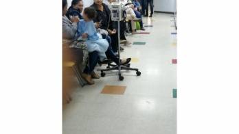 Niños son atendidos en los pasillos del hospital pediátrico