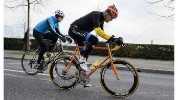 John Kerry (casco naranja) monta su bici durante un descanso en Lausana el 16 de mayo.