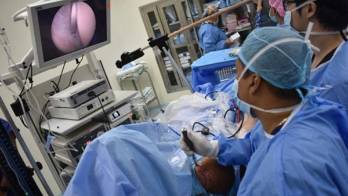 Las operaciones se realizan con un dispositivo ‘artroscópico'.