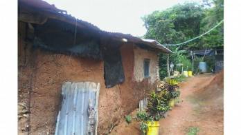 Las viviendas son de adobe y zinc y no tienen estructura firme.