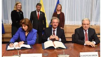 Ministra de Relaciones Exteriores de Colombia, María Ángela Holguín (i) en la ceremonia de firma de un acuerdo entre la UE y Colombia.
