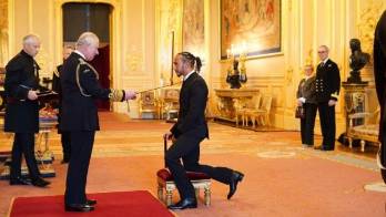 El piloto Lewis Hamilton recibe distinción del Príncipe Carlos.