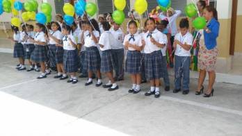 La bella maestra de 4to. grado y sus alumnos lanzaron globos multicolores para celebrar la inauguración.
