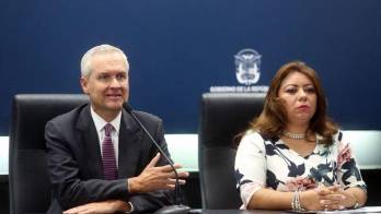 Ministro Álvaro Alemán y la directora de Descentralización.