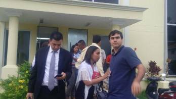 Abogados a la salida de la audiencia de alegatos.