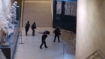 El atacante sacó un machete e intentó atacar a los soldados cuando se le negó la entrada al museo