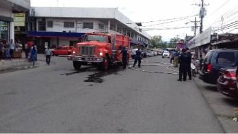 LOS PONEN EN CORREDERA EN UN SIMULACRO EN BOCAS DEL TORO | Un simulacro de incendio se dio en la sucursal del Banco Nacional de Panamá, en Bocas del Toro, especificamente, en la avenida 17 de Abril en Changuinola. Humberto Smith, capitán del cuerpo de bomberos, indicó que con este ejercicio se buscaba poner a prueba al personal de seguridad y del banco. También participó la Policía.