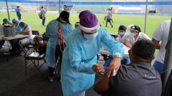 Un hombre recibe un dosis de la vacuna en el Estadio Nacional de Tegucigalpa.