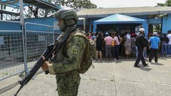 Familiares de víctimas de masacres en cárceles de Ecuador demandan al Estado