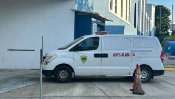 Ambulancia en que trasladaron el cuerpo.