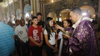 Monseñor Ulloa entregó la ostia durante la misa que se realizó ayer en la Basílica de Don Bosco, en Calidonia.