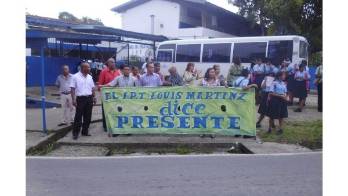 Profesores y alumnos protestaron afuera del colegio.