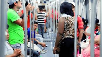 Muchos, mientras viajaban aprovechan el tiempo para conversar con viejos amigos o mirar su celular