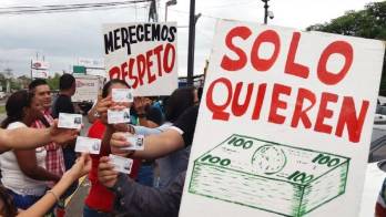 Los manifestantes exigen respeto.