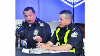 Pinzón (izq.) junto a su excompañero de la Policía, Javier Fanuco.