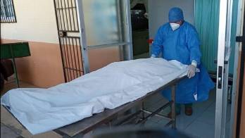 Perdió la vida al caer en un pozo, un adolescente resultó con heridas