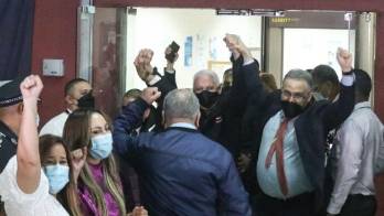 Una gran cantidad de simpatizantes esperaron a Martinelli a su salida del Sistema Penal Acusatorio.