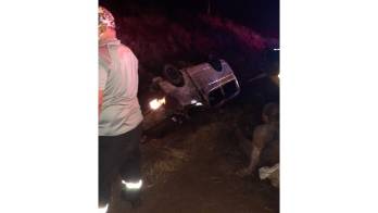 Busito se vuelca con pasajeros y una persona fallece