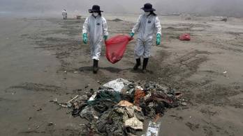 Limpieza en la playa Cavero situada en Ventanilla en Lima.