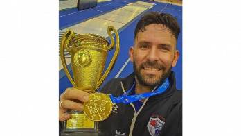 Arturo Dorati con su medalla dorada.