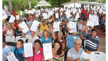Desde tempranas horas las personas llegaron a la escuela León A. Soto.