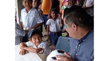 El ministro de seguridad compartió junto a niños de esta comunidad indígena de difícil acceso.