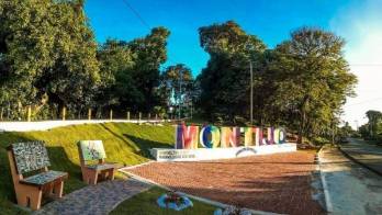 Este distrito está en el centro del país, y forma la punta del Golfo de Montijo con el Océano Pacífico.