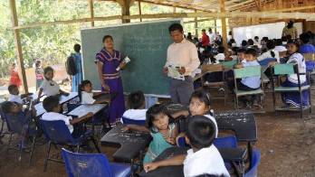 Trasladan docentes que laboran en áreas de difícil acceso