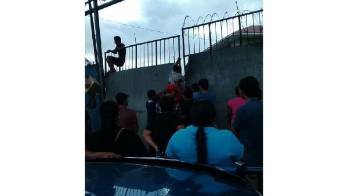 Protestan en las instalaciones del&nbsp;Mercado de Abastos, se oponen a traslado