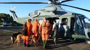 Instantes en que el grupo iniciaba el viaje en helicóptero.
