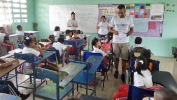 Los voluntarios comparten con alumnos.
