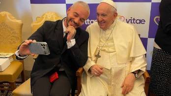 J. Balvin se comprometió con el papa