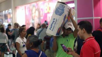 Hoy continúan las ofertas del ‘Black Friday', las tiendas tienen descuentos del 20% al 70%.