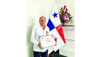 El cónsul Olimpo es condecorado