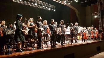 Jóvenes ensayando sus música para el inicio del festival