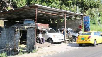 Alimentos eran vendidos en un lavaautos.